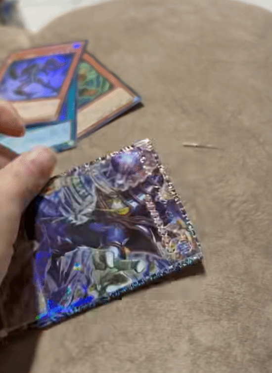 博鱼平台-最惨一剪没！玩家失手剪坏百万元卡片：抱头哀嚎